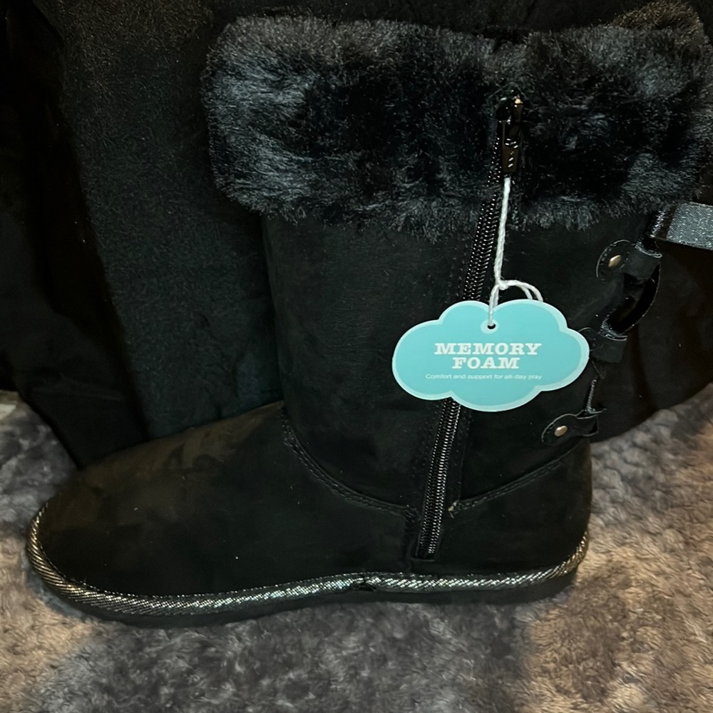 Brand new boots size 5 in youth